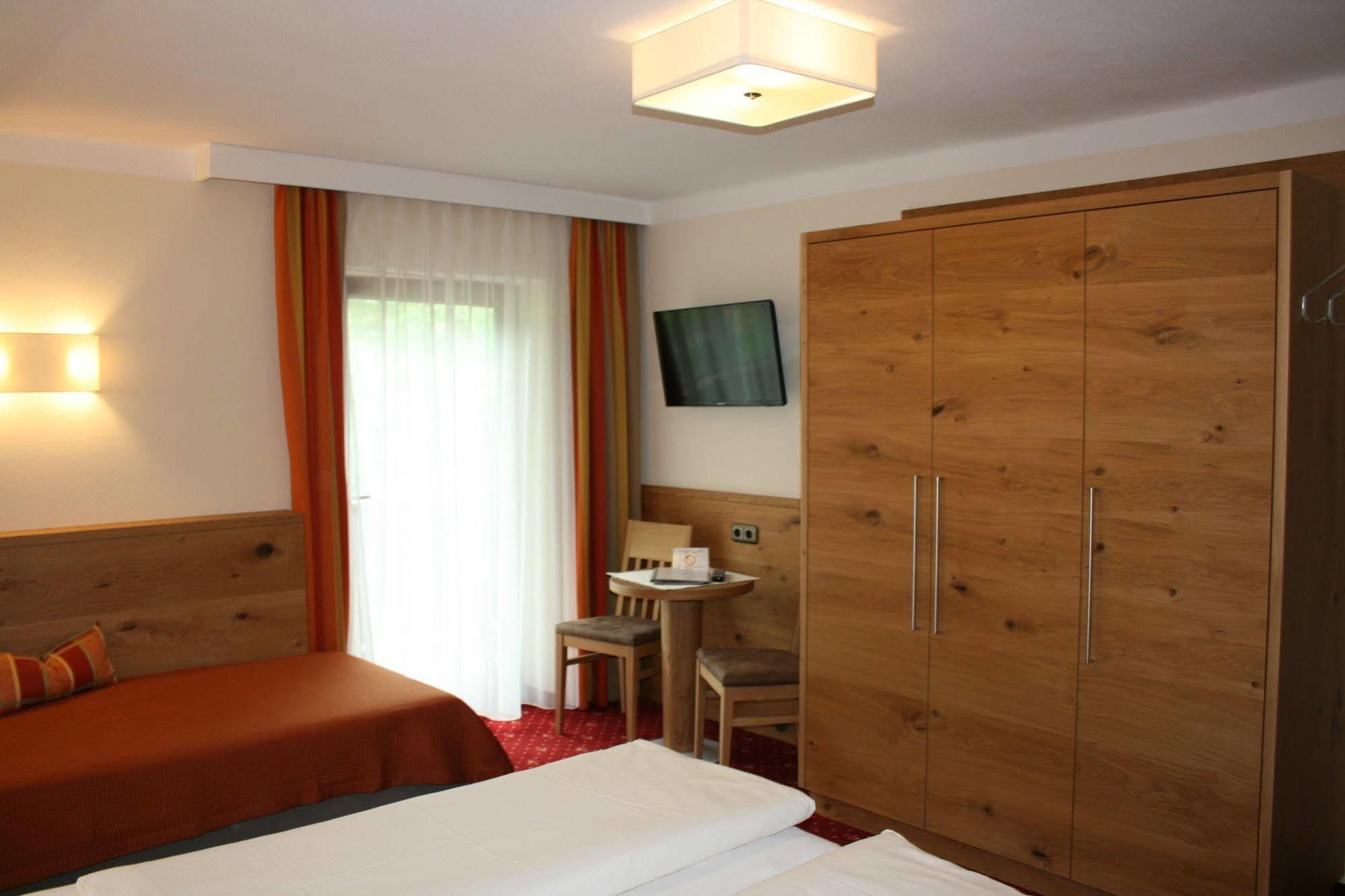 Pension Birkenhof Mayrhofen Bagian luar foto
